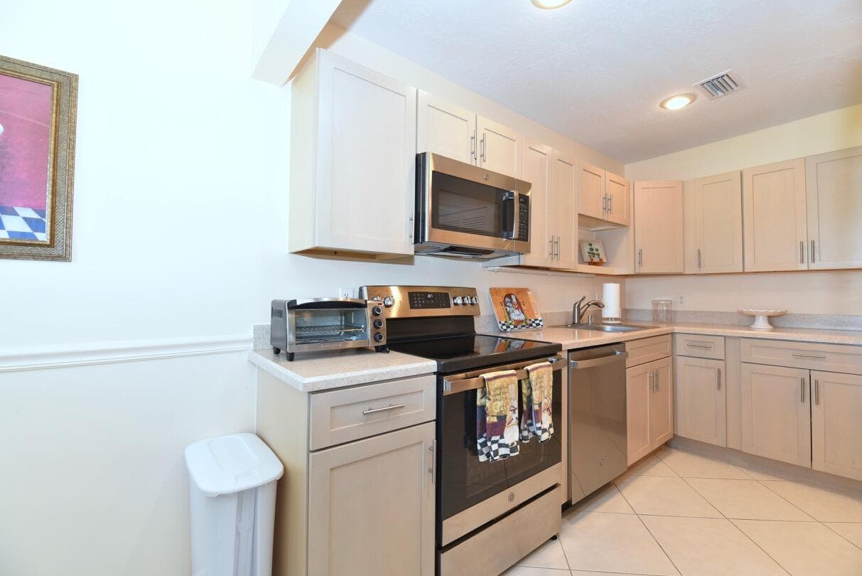17 E Stratford Dr Drive E F, Boynton Beach, FL 33436 — photo 13 of 46