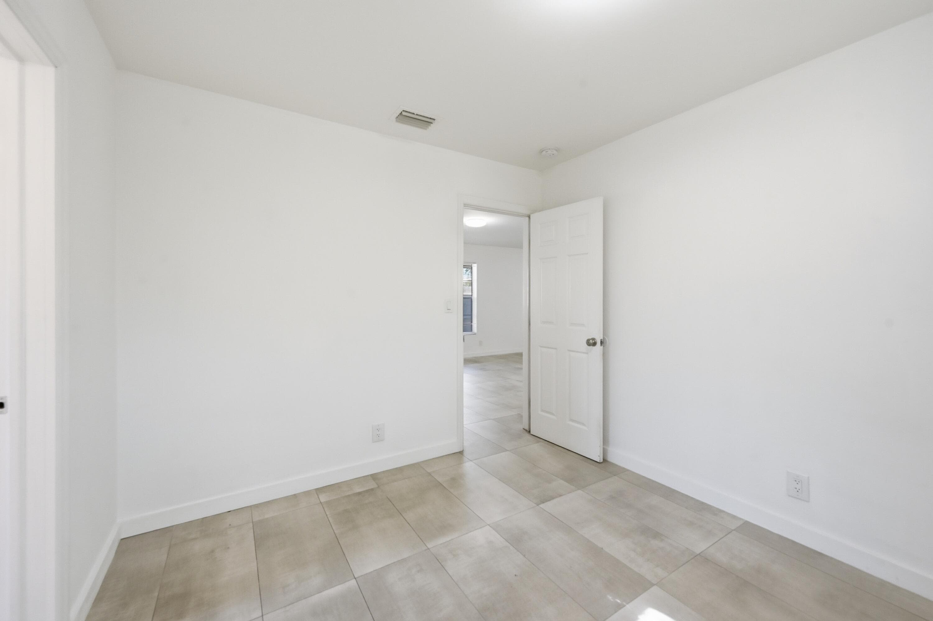 629 NE 36th Street, Oakland Park, FL 33334 — photo 12 of 43