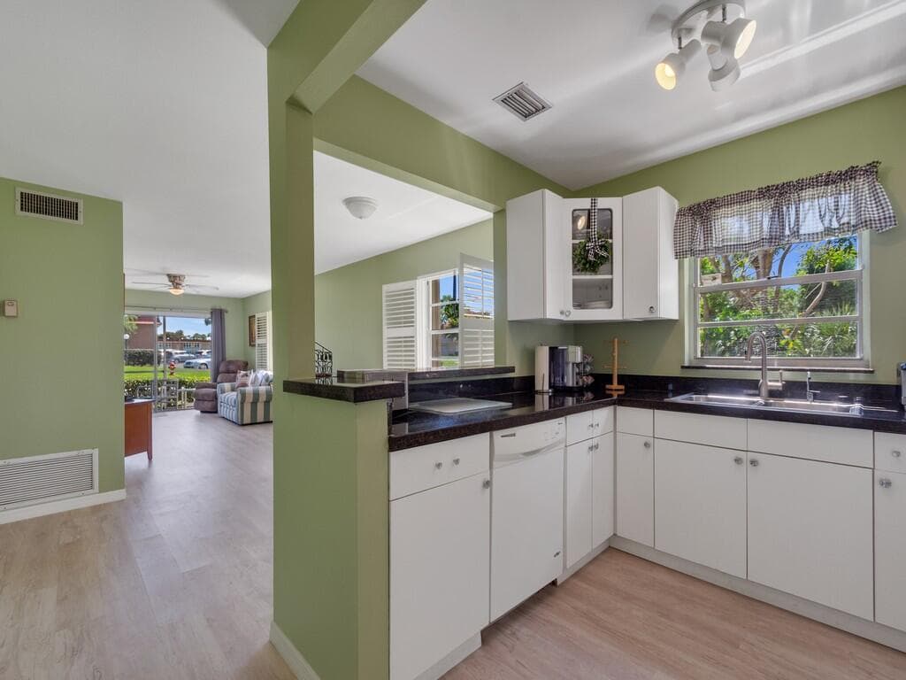 95 Spring Lake Drive 101, Vero Beach, FL 32962 — photo 3 of 32
