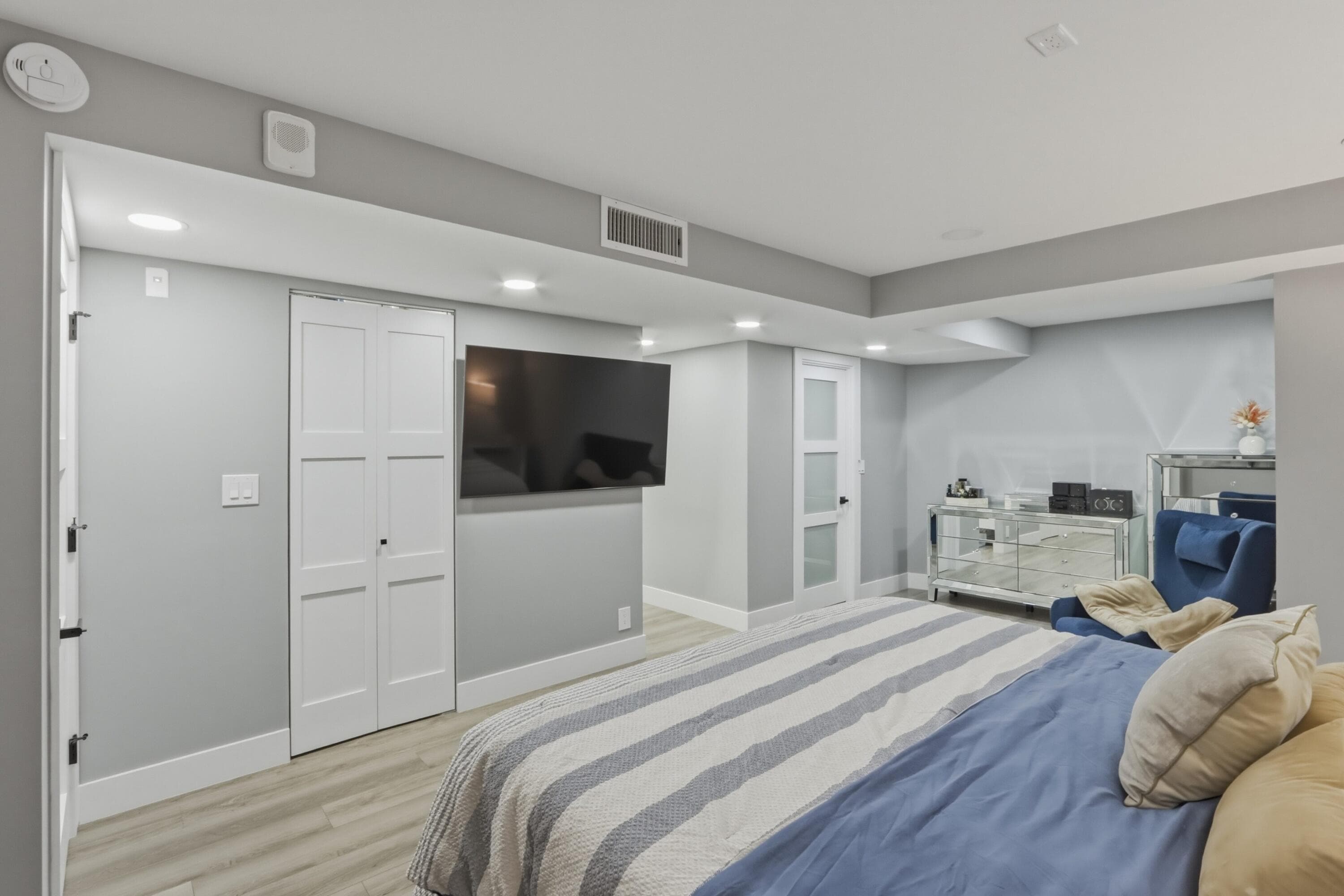 6039 Collins Avenue 609, Miami Beach, FL 33140 — photo 11 of 49