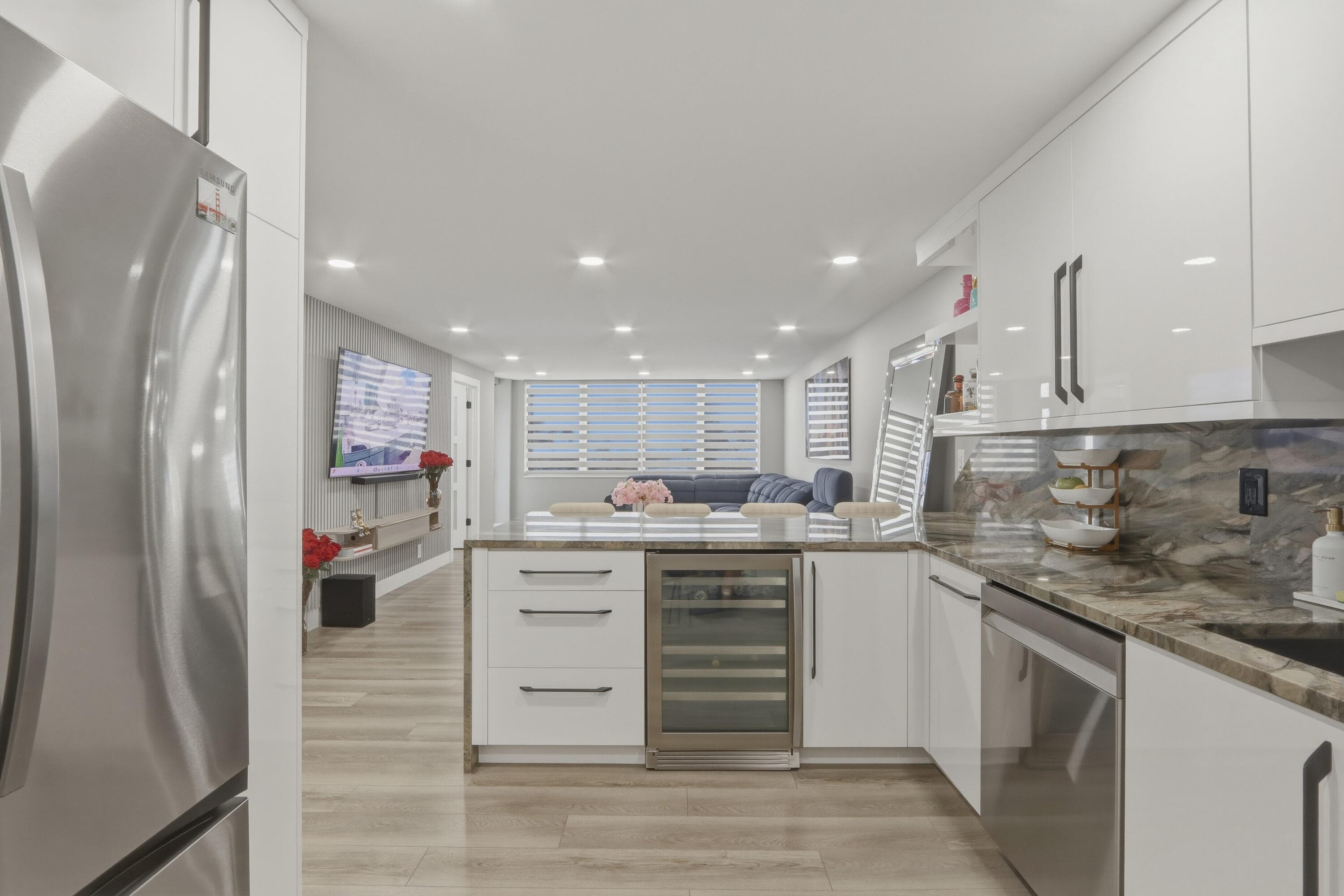 6039 Collins Avenue 609, Miami Beach, FL 33140 — photo 5 of 49