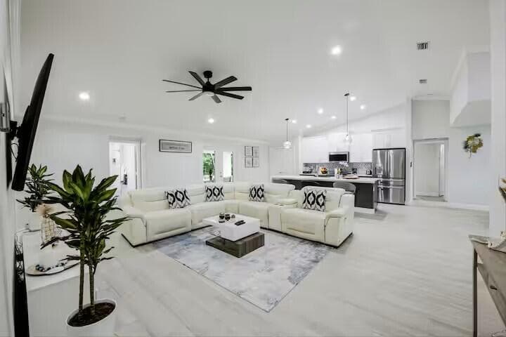 11038 Persimmon Boulevard, West Palm Beach, FL 33411 — photo 2 of 24