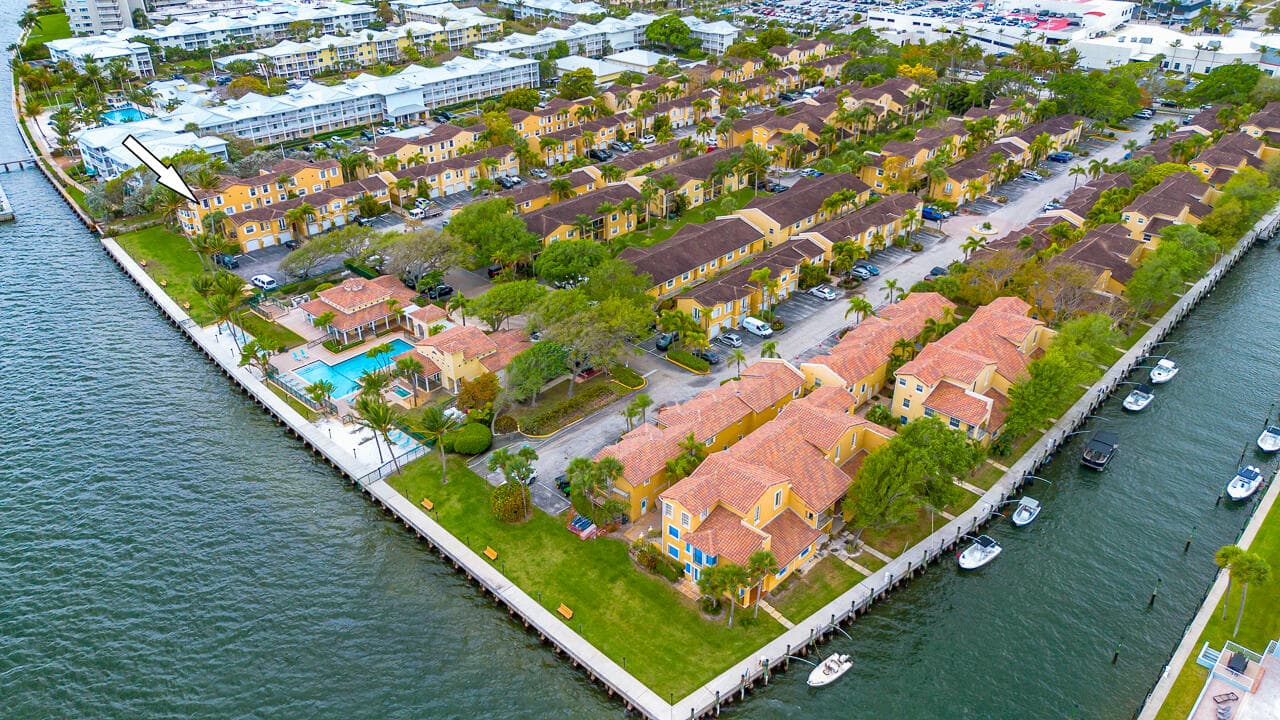 1060 Lake Shore Drive 201, West Palm Beach, FL 33403 — photo 4 of 44