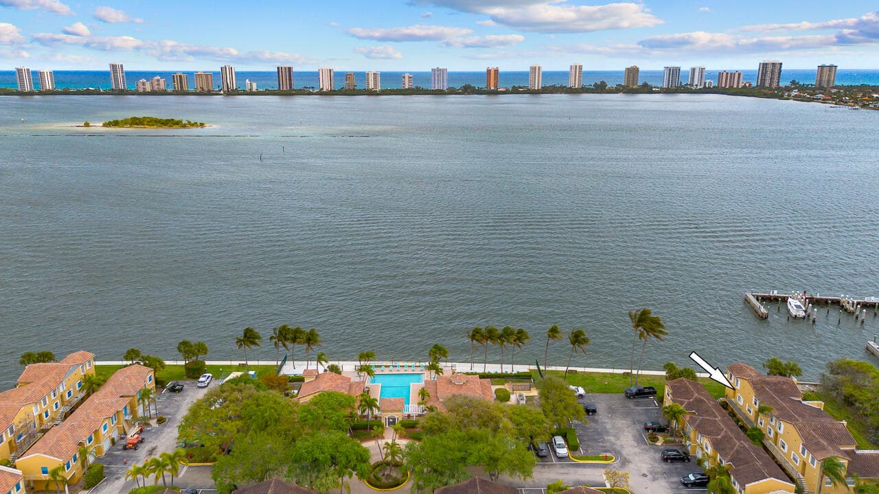 1060 Lake Shore Drive 201, West Palm Beach, FL 33403 — photo 11 of 44