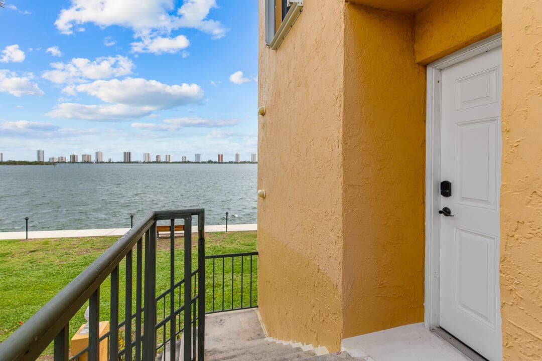 1060 Lake Shore Drive 201, West Palm Beach, FL 33403 — photo 12 of 44