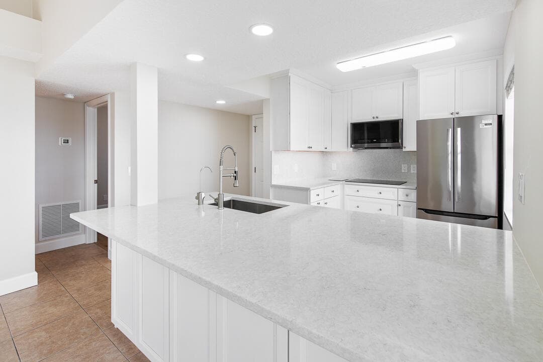 1060 Lake Shore Drive 201, West Palm Beach, FL 33403 — photo 18 of 44