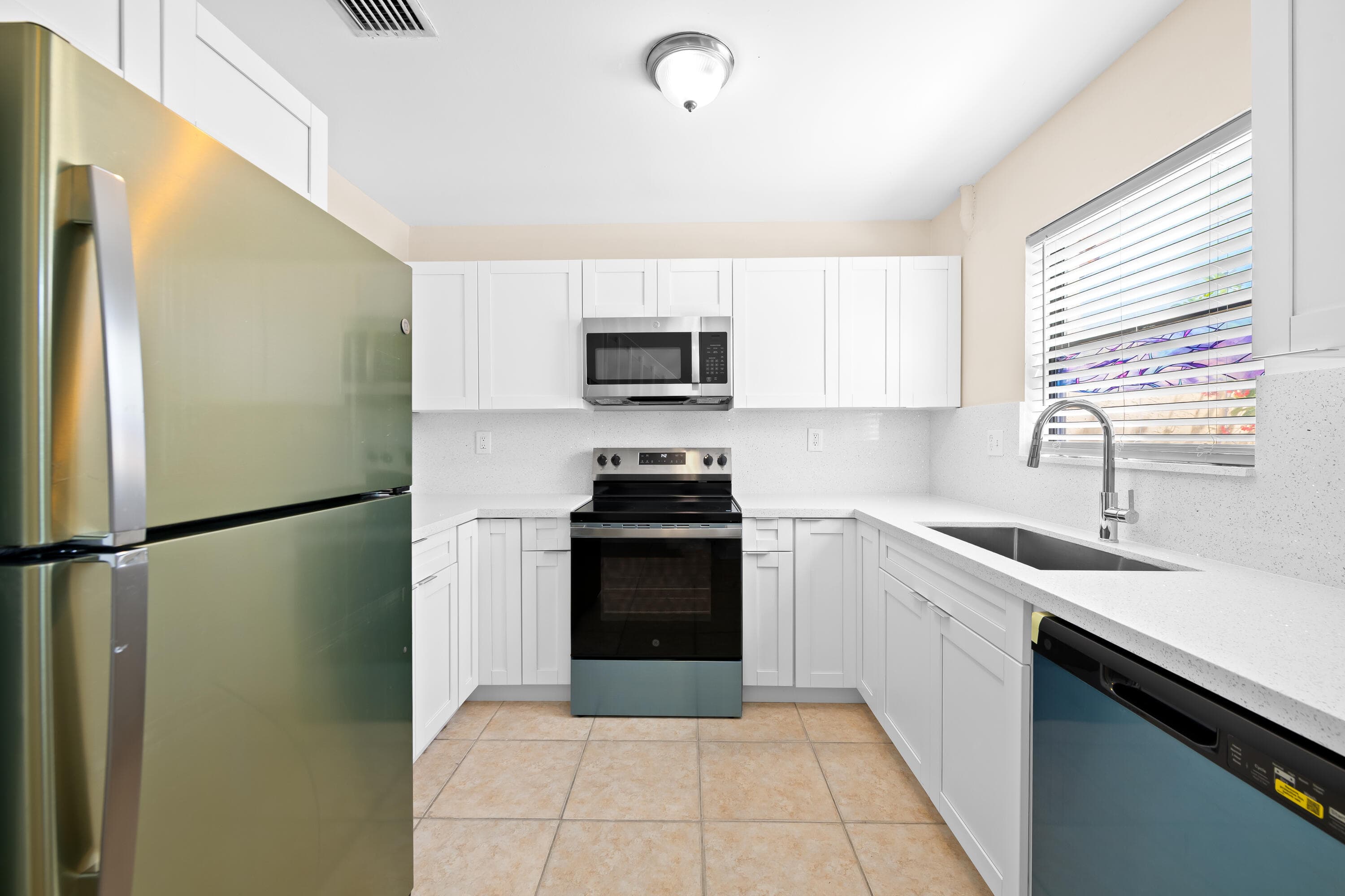 3281 E Golf Boulevard 4, Pompano Beach, FL 33064 — photo 1 of 23