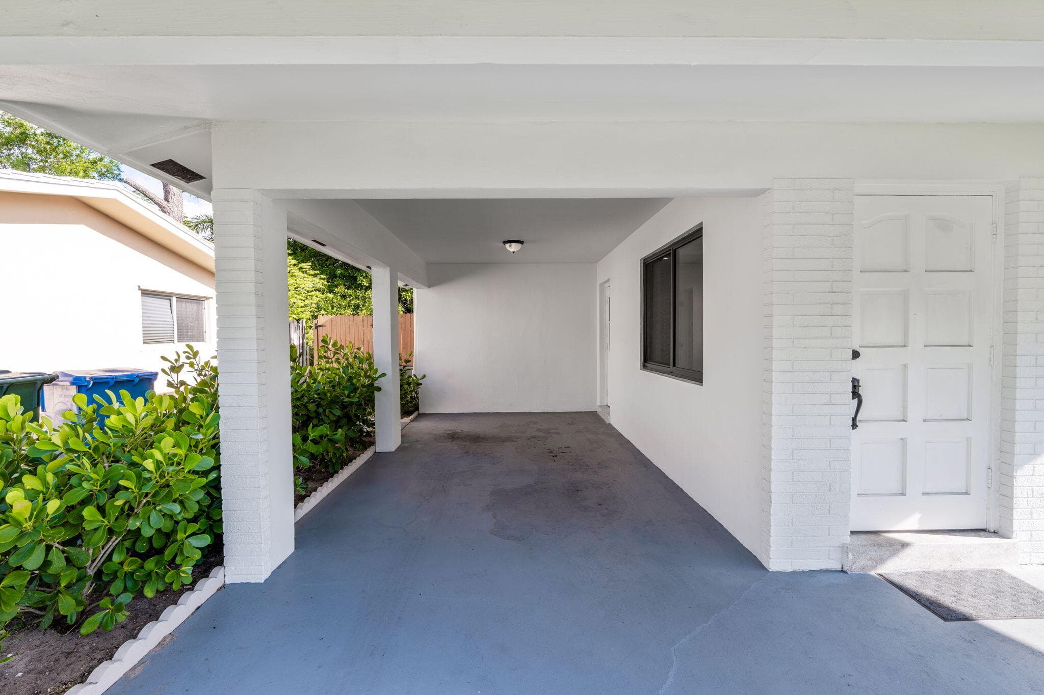 699 NE 40th Street, Oakland Park, FL 33334 — photo 5 of 39