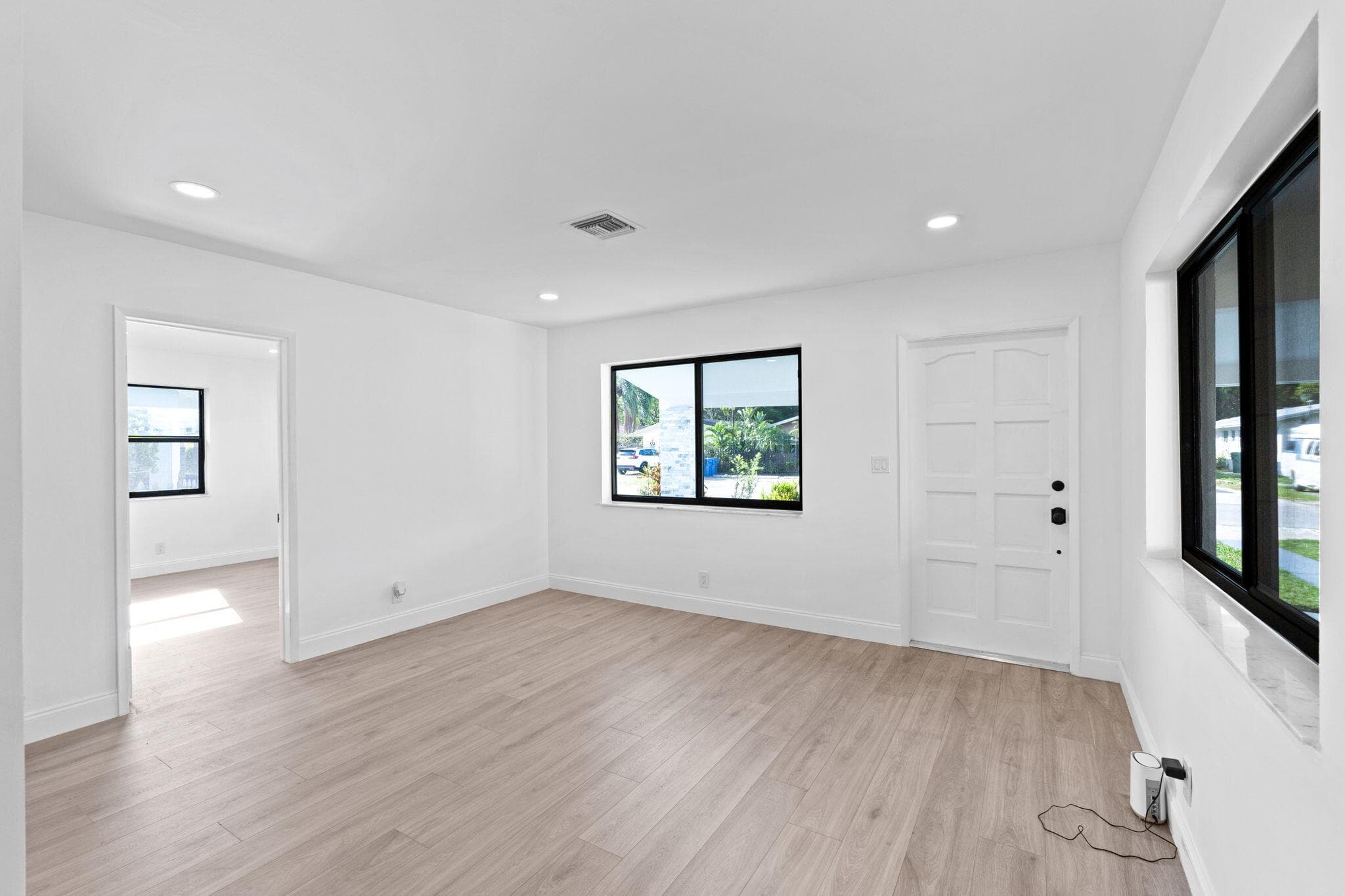 699 NE 40th Street, Oakland Park, FL 33334 — photo 8 of 39