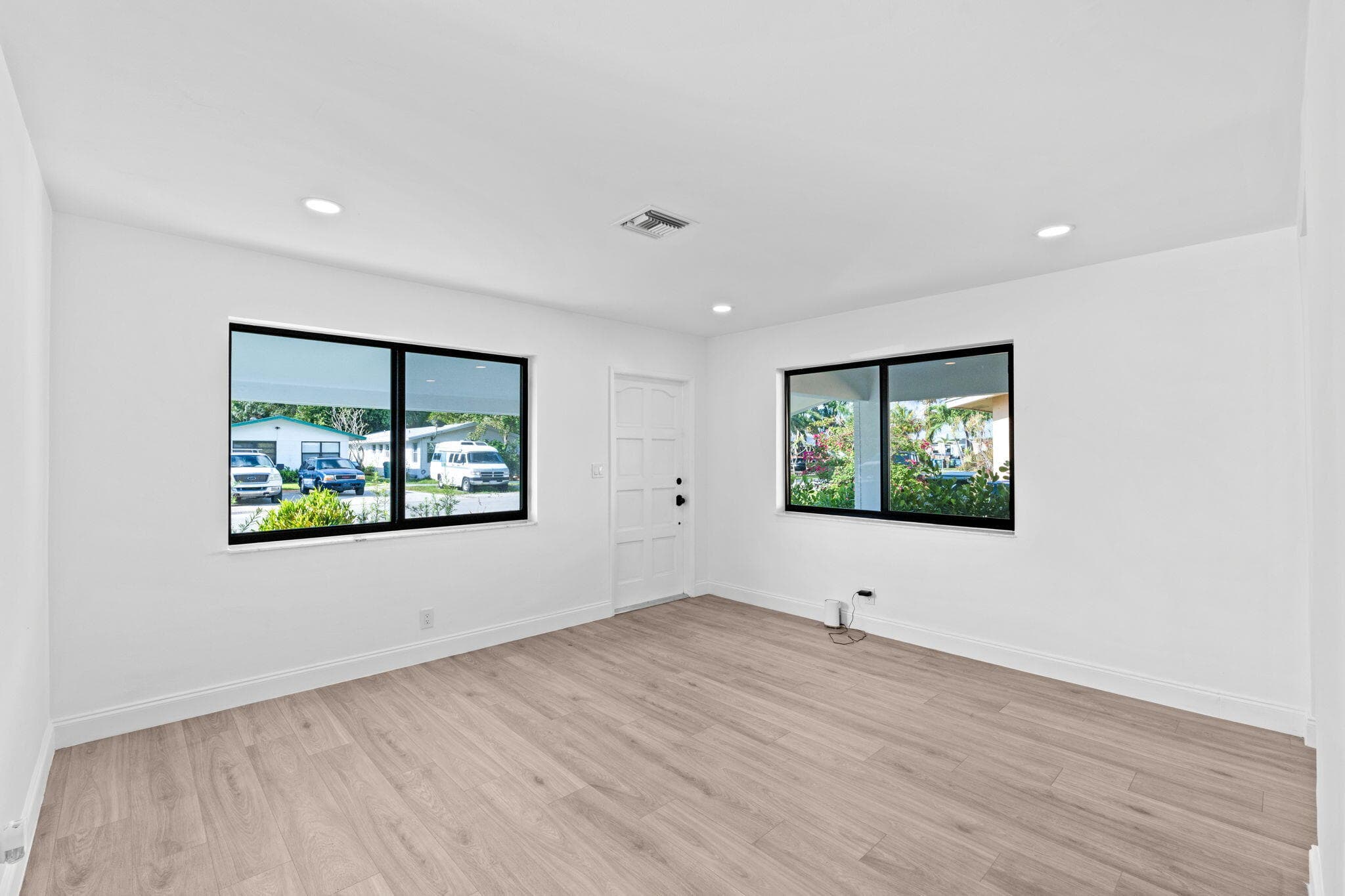 699 NE 40th Street, Oakland Park, FL 33334 — photo 9 of 39