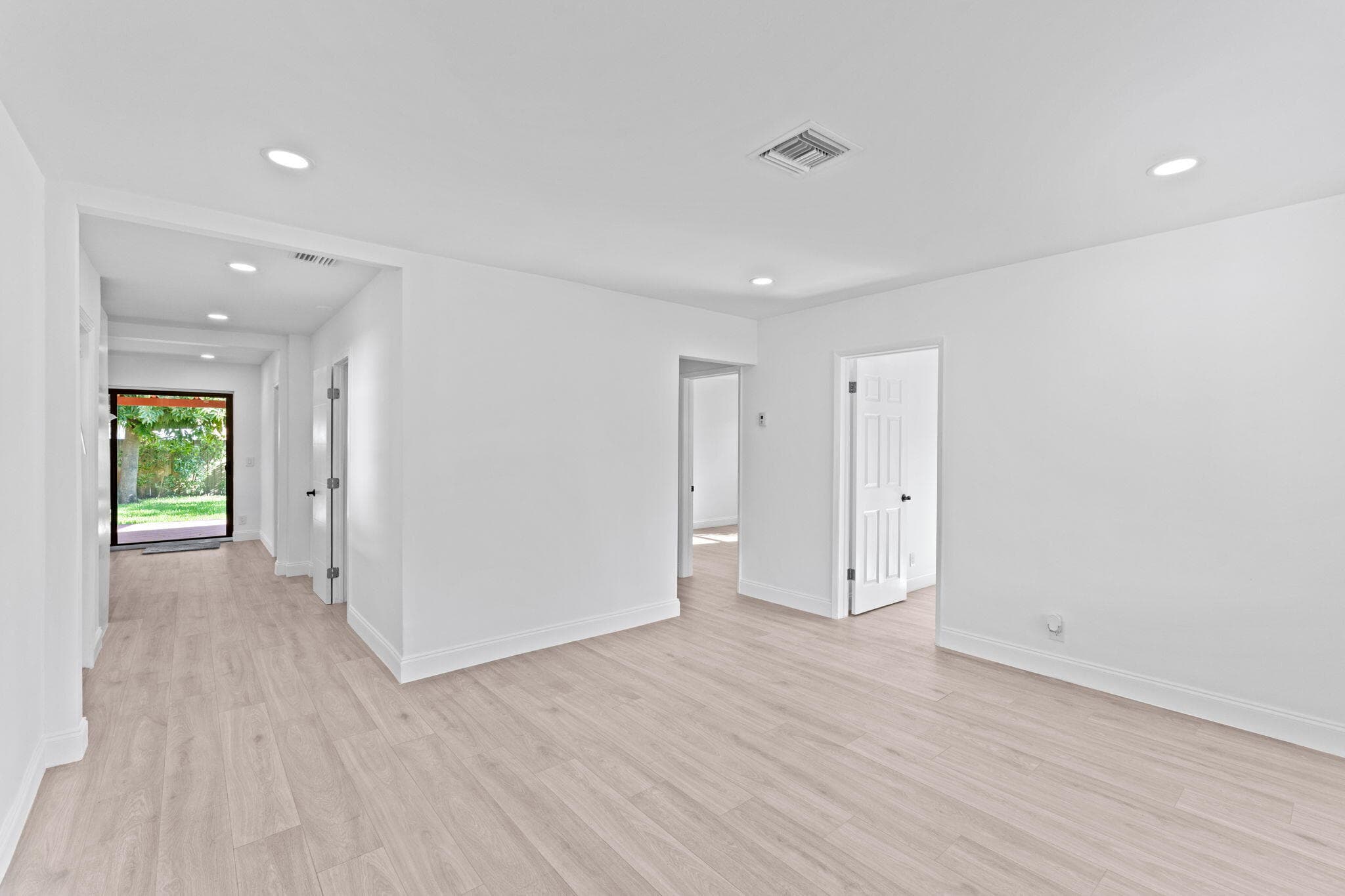 699 NE 40th Street, Oakland Park, FL 33334 — photo 11 of 39