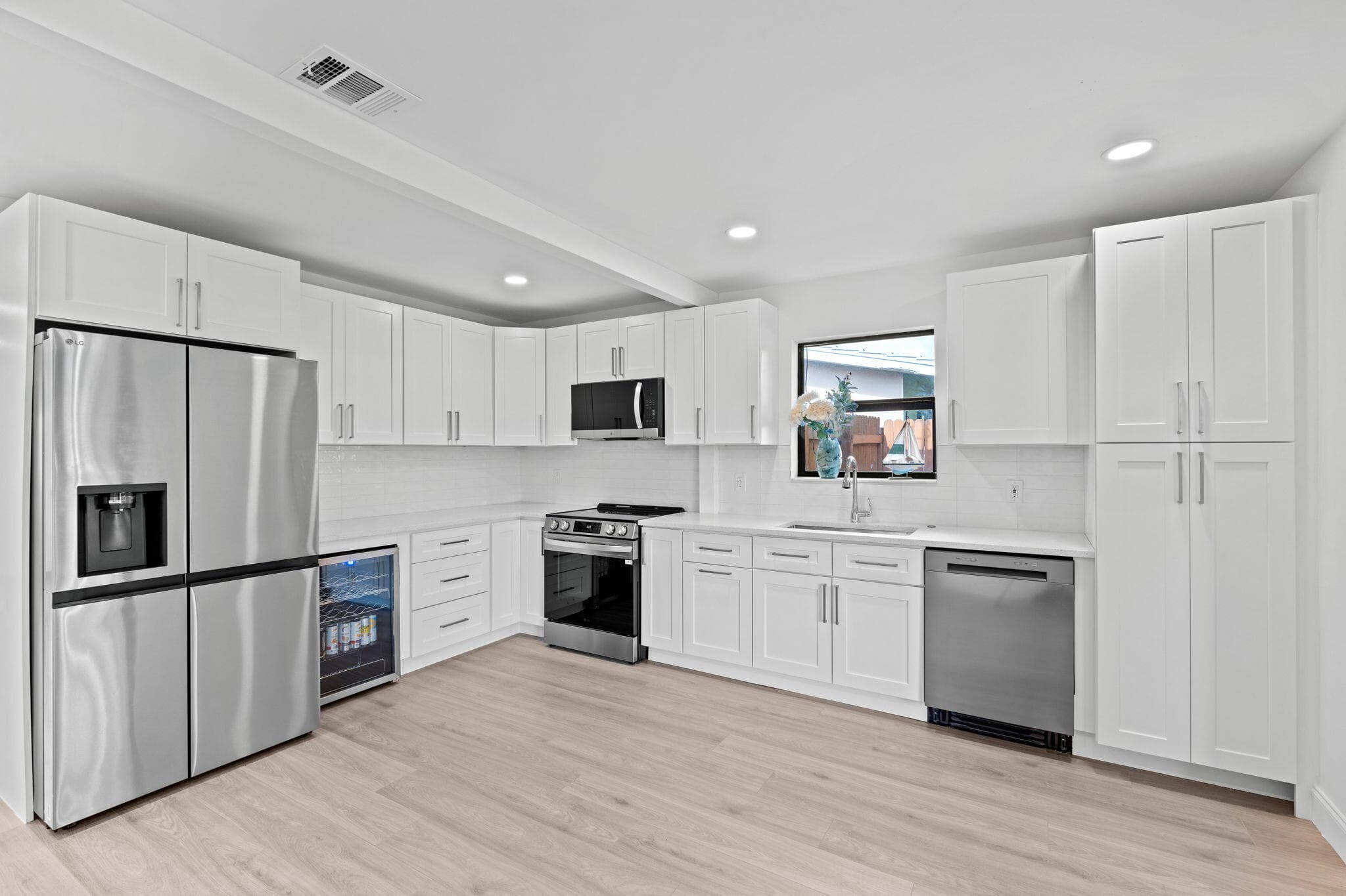 699 NE 40th Street, Oakland Park, FL 33334 — photo 13 of 39