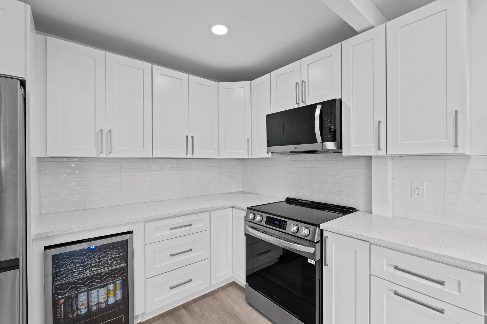 699 NE 40th Street, Oakland Park, FL 33334 — photo 16 of 39