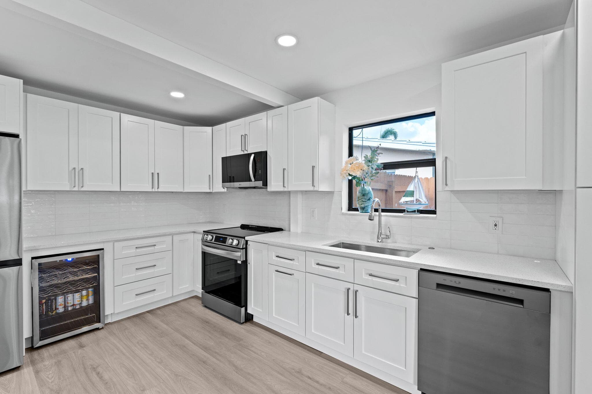 699 NE 40th Street, Oakland Park, FL 33334 — photo 17 of 39