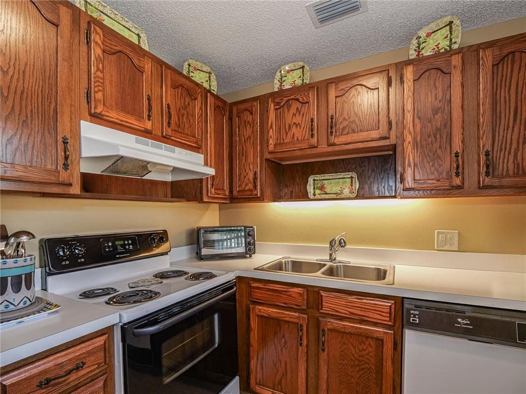 35 Vista Gardens Trail 205, Vero Beach, FL 32962 — photo 5 of 36