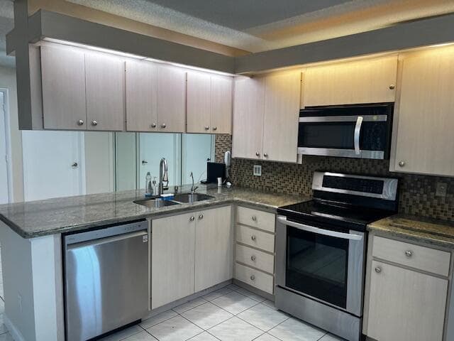 4701 Roxbury Court, Boynton Beach, FL 33436 — photo 2 of 35