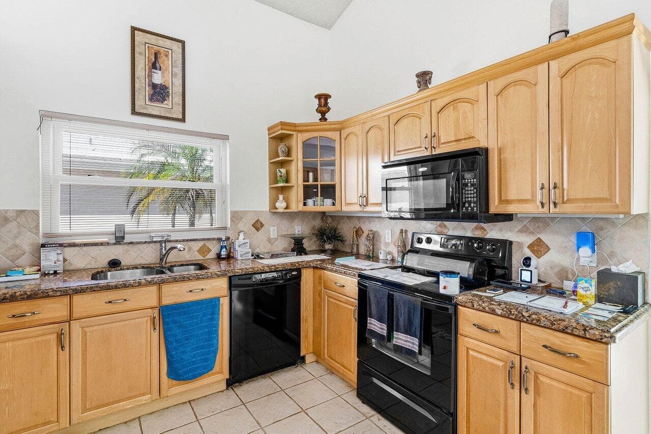 27 Wyndham Lane, Palm Beach Gardens, FL 33418 — photo 9 of 18