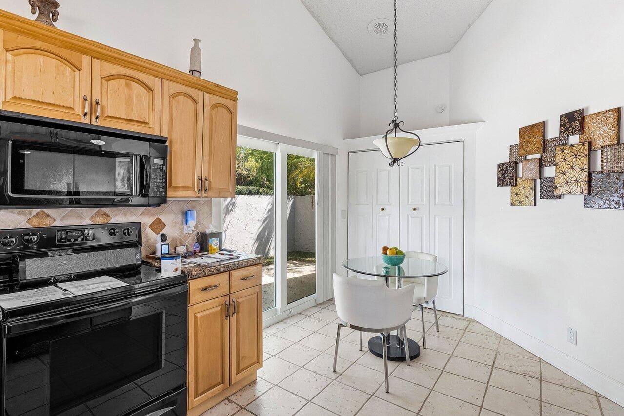 27 Wyndham Lane, Palm Beach Gardens, FL 33418 — photo 10 of 18