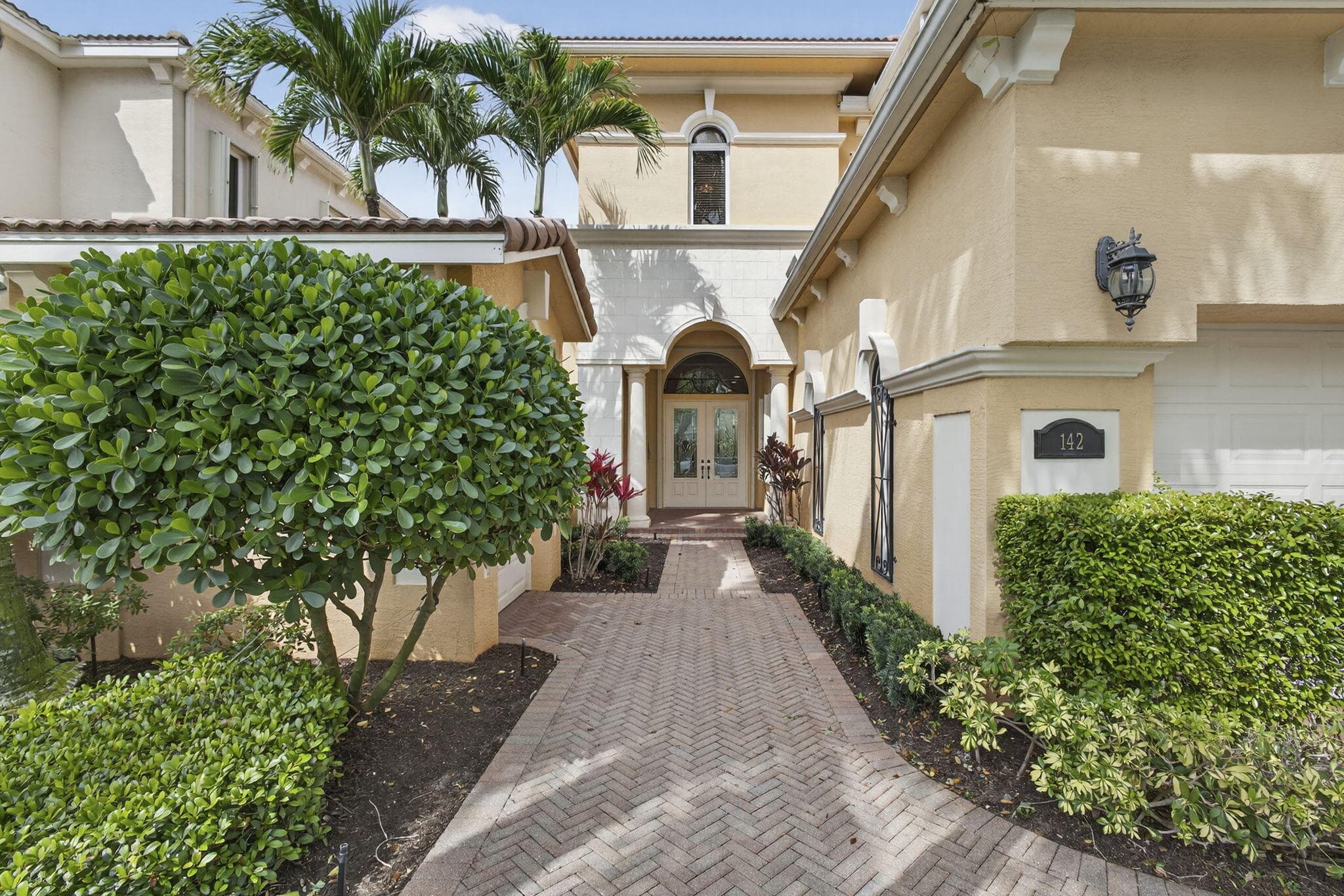 142 Viera Drive, Palm Beach Gardens, FL 33418 — photo 4 of 93