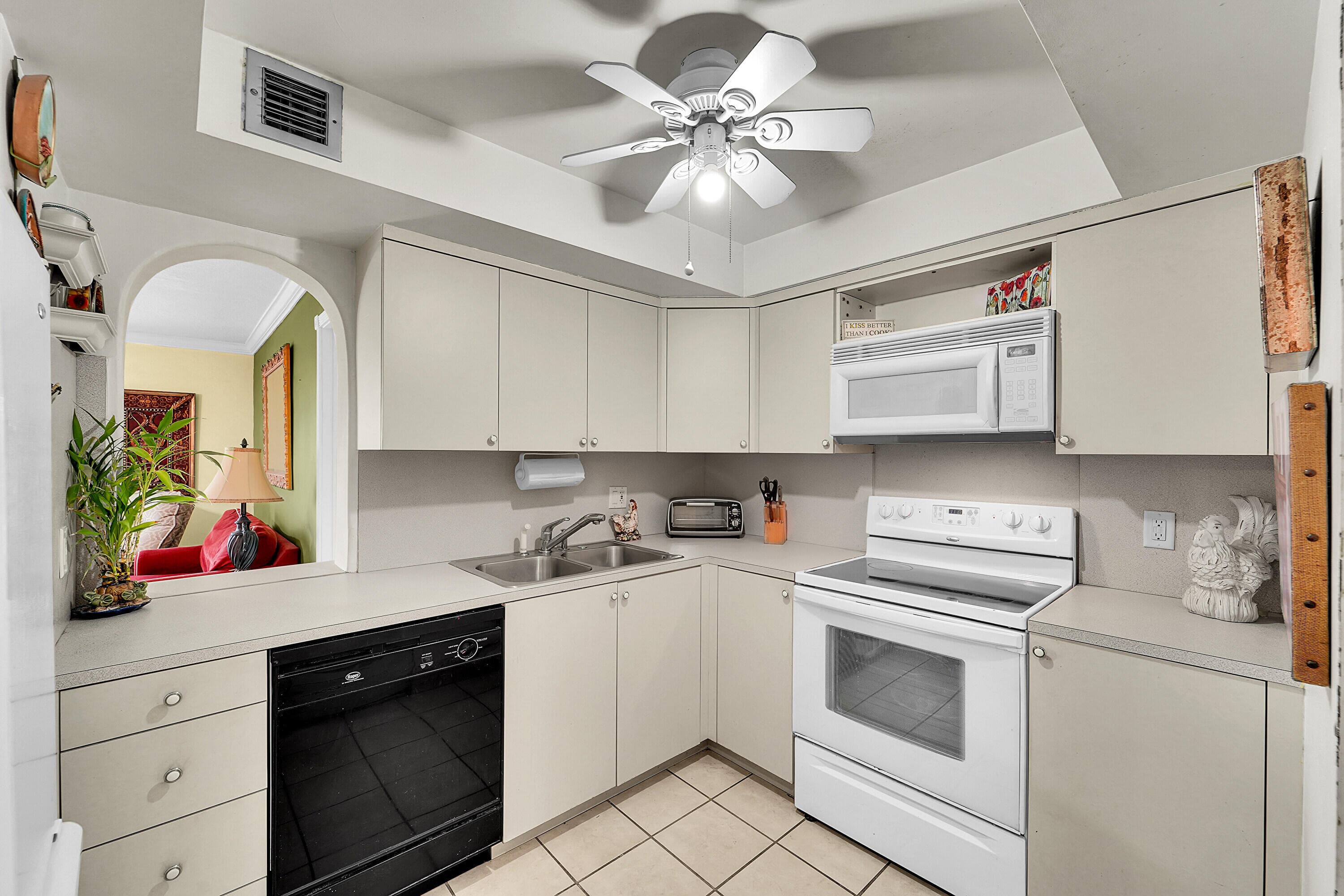 3909 N Ocean Boulevard 301, Fort Lauderdale, FL 33308 — photo 4 of 31