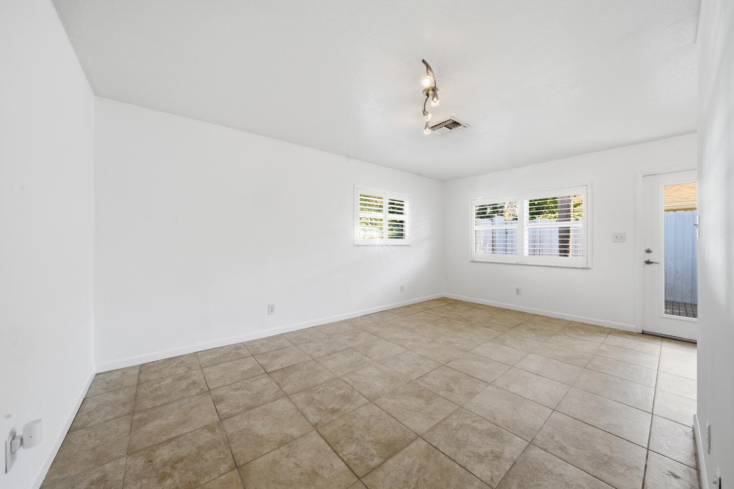 1200 NE 17th Court 1, Fort Lauderdale, FL 33305 — photo 10 of 35