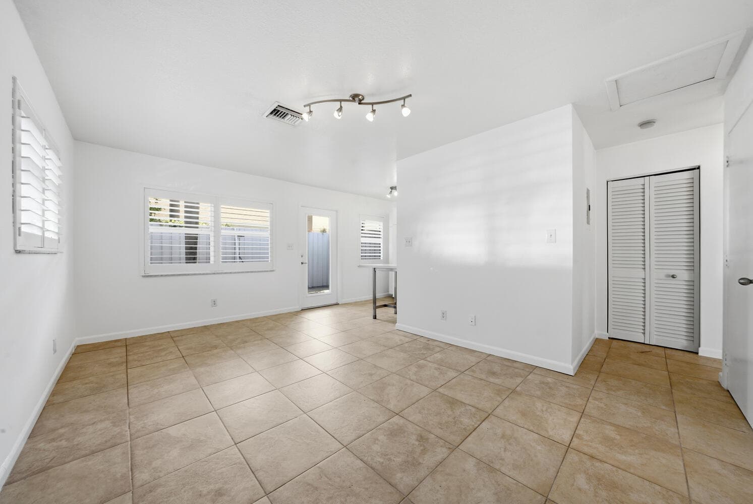 1200 NE 17th Court 1, Fort Lauderdale, FL 33305 — photo 12 of 35