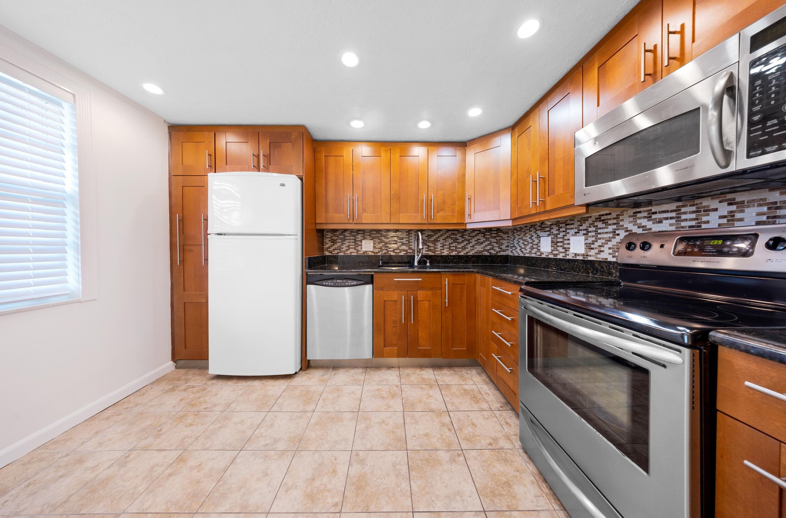 575 Oaks Lane 1009, Pompano Beach, FL 33069 — photo 4 of 29