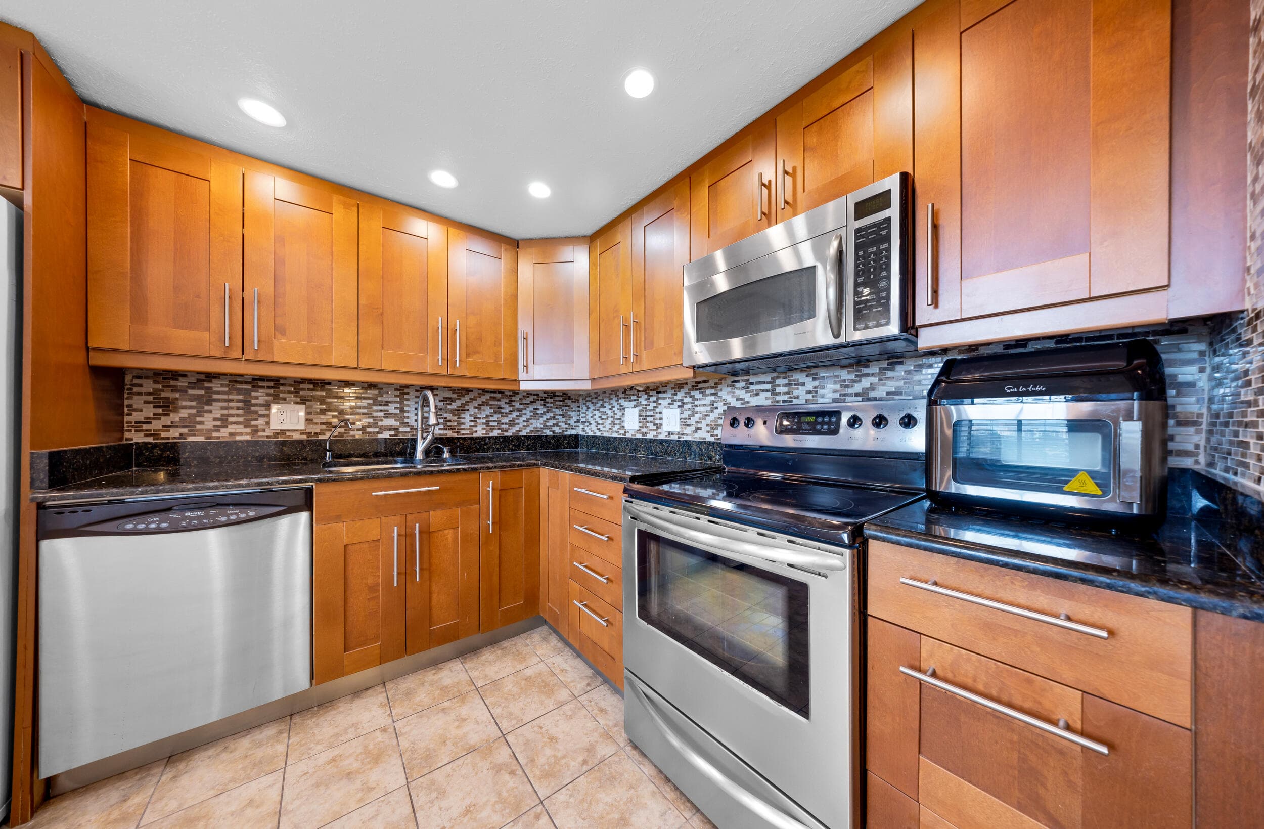 575 Oaks Lane 1009, Pompano Beach, FL 33069 — photo 2 of 29