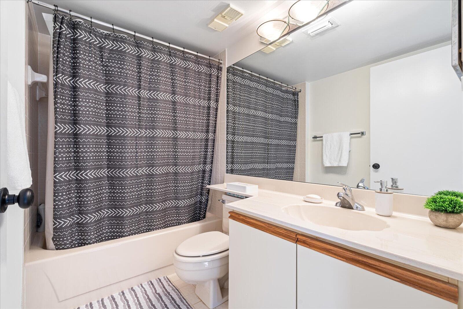 7564 Regency Lake Drive 502, Boca Raton, FL 33433 — photo 4 of 13