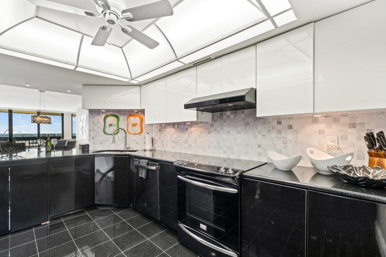 2400 Presidential Way 1906, West Palm Beach, FL 33401 — photo 9 of 42