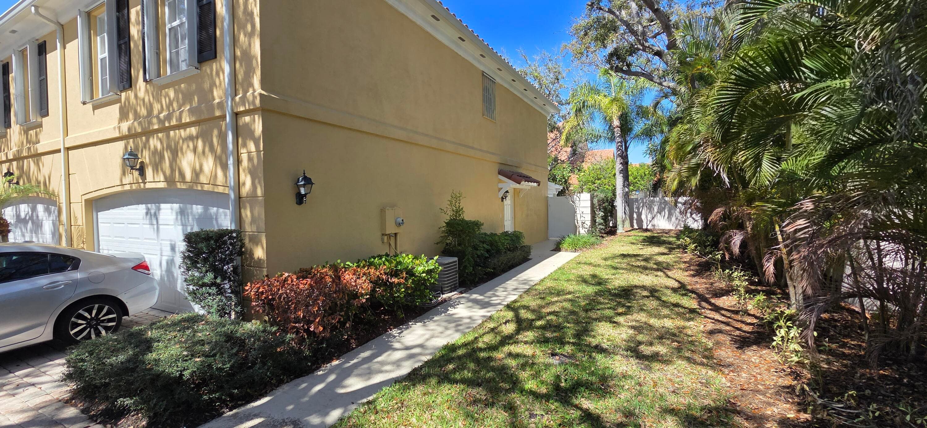 Townhouse in Tequesta — photo 2 of 23