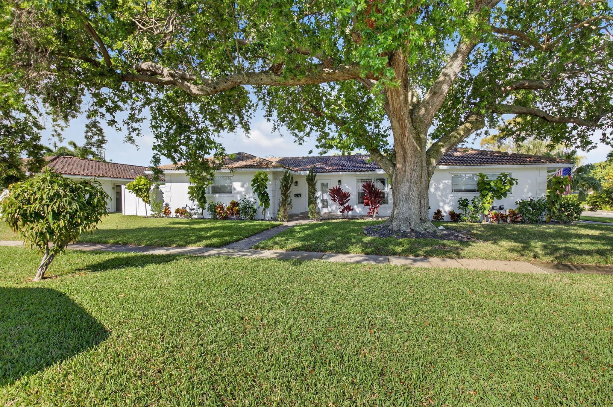 1010 SW 2nd Street, Boca Raton, FL 33486 — photo 1 of 40