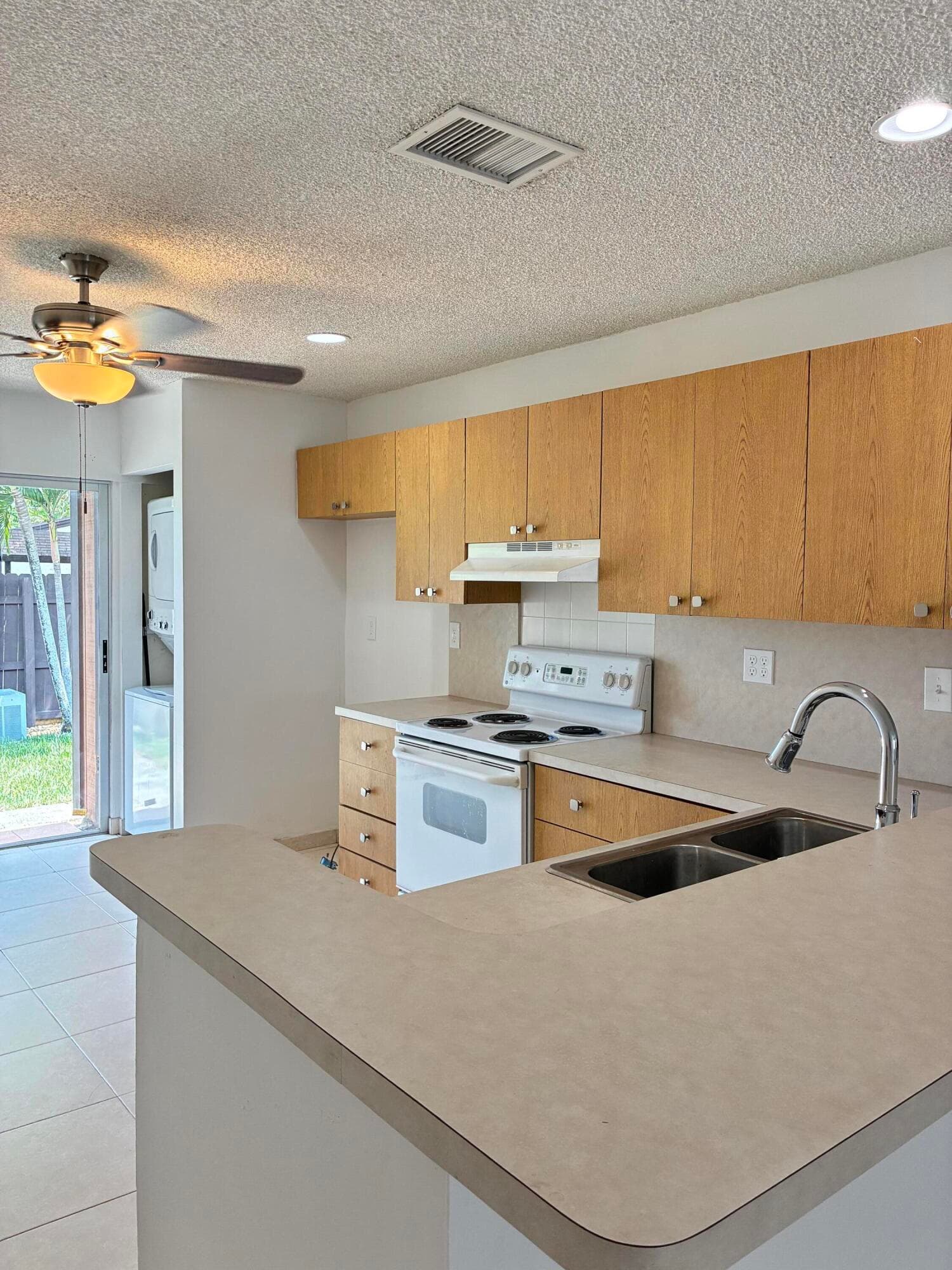 2301 Buttonwood Avenue, Pembroke Pines, FL 33026 — photo 2 of 17