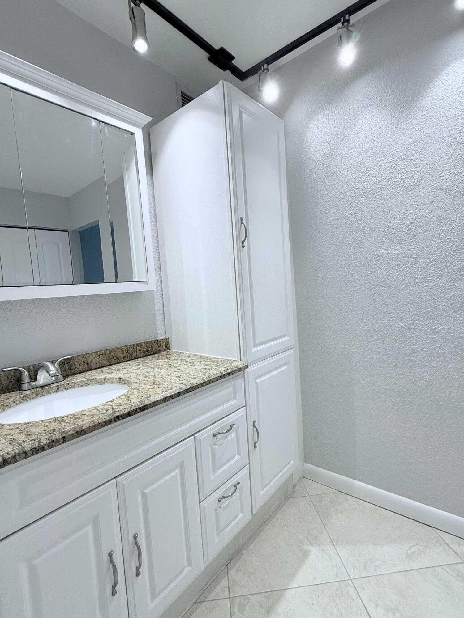 401 Golden Isles Drive 913, Hallandale Beach, FL 33009 — photo 19 of 26