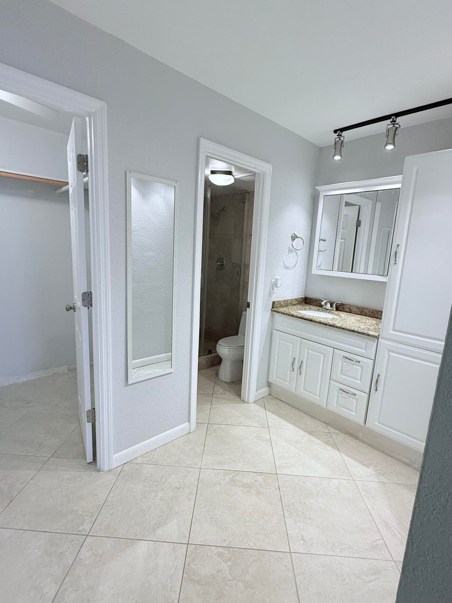 401 Golden Isles Drive 913, Hallandale Beach, FL 33009 — photo 20 of 26