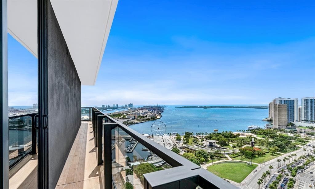 398 NE 5th Street 4015, Miami, FL 33132 — photo 1 of 9