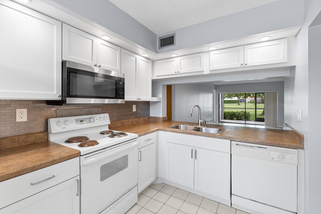 12962 Briarlake Drive 103, Palm Beach Gardens, FL 33418 — photo 8 of 32