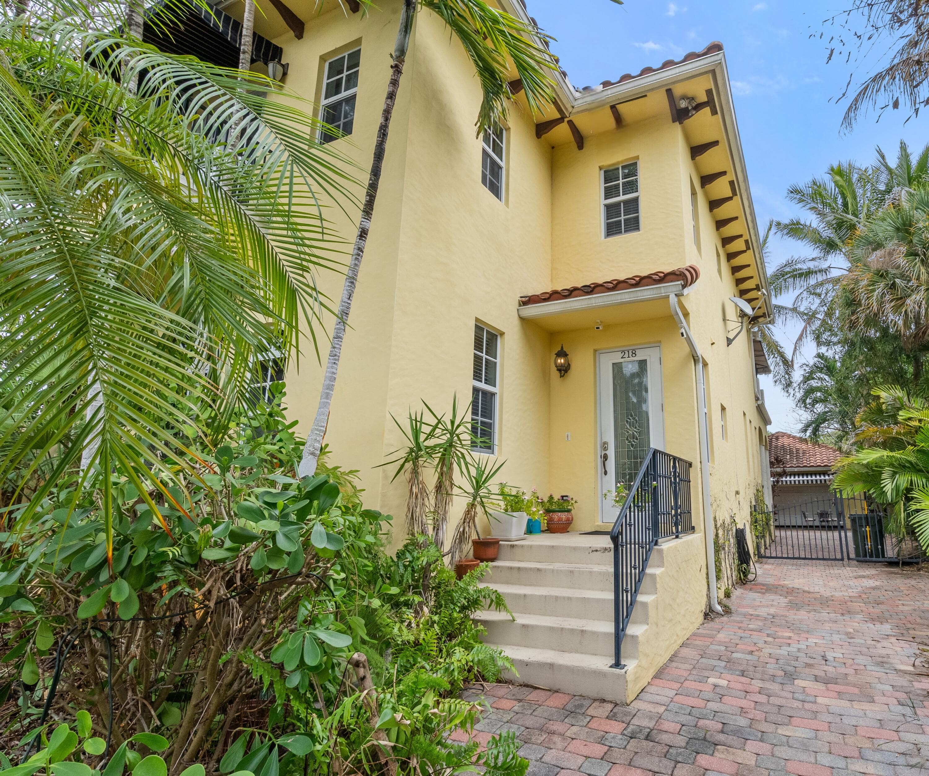 218 N Palmway, Lake Worth Beach, FL 33460 — photo 2 of 40