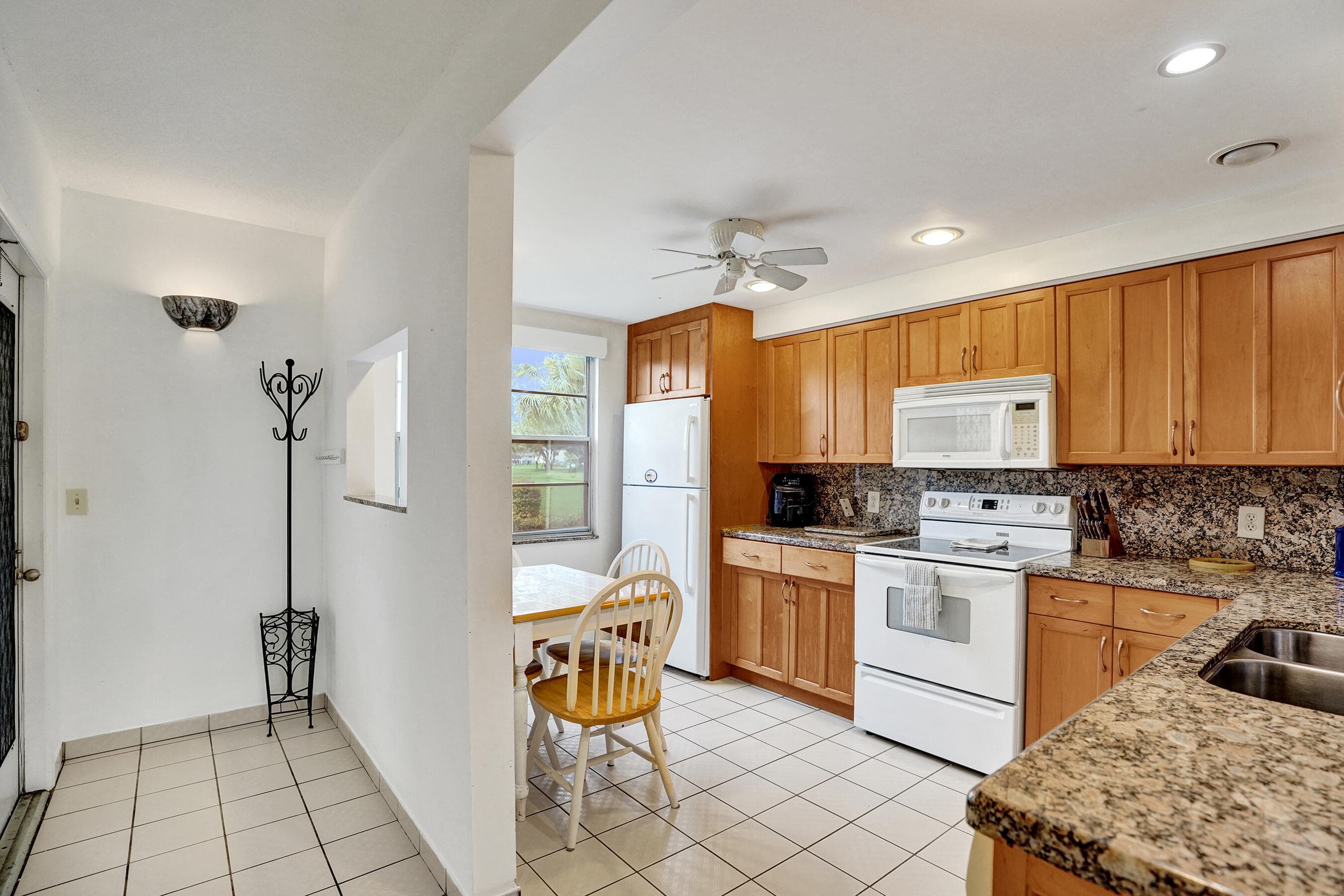 1020 Lincoln, Boca Raton, FL 33434 — photo 4 of 34