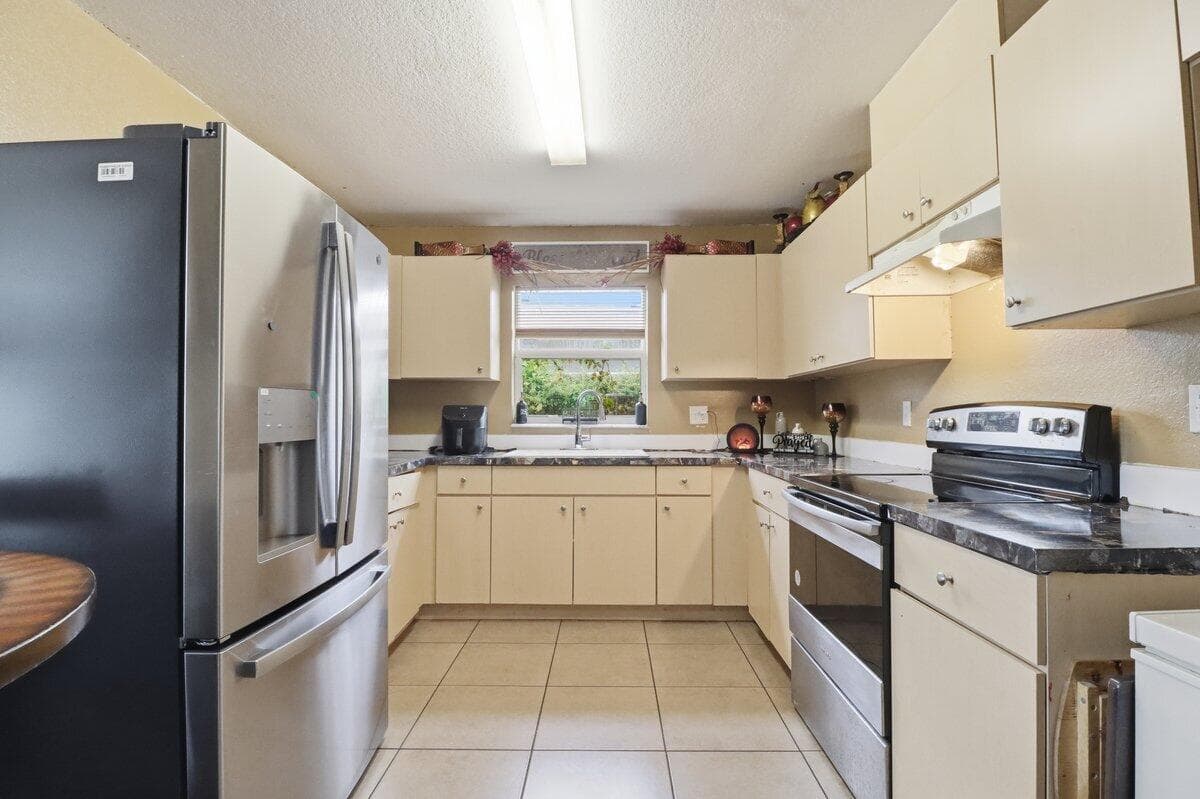 209 NE 35th Street, Oakland Park, FL 33334 — photo 8 of 19