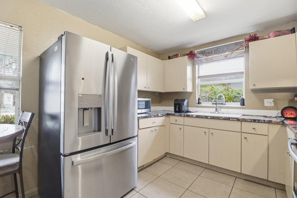 209 NE 35th Street, Oakland Park, FL 33334 — photo 10 of 19