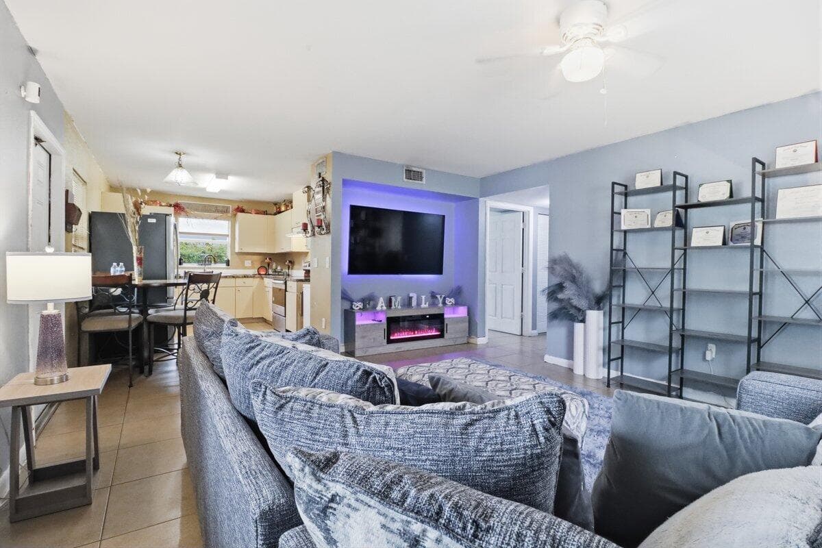 209 NE 35th Street, Oakland Park, FL 33334 — photo 3 of 19