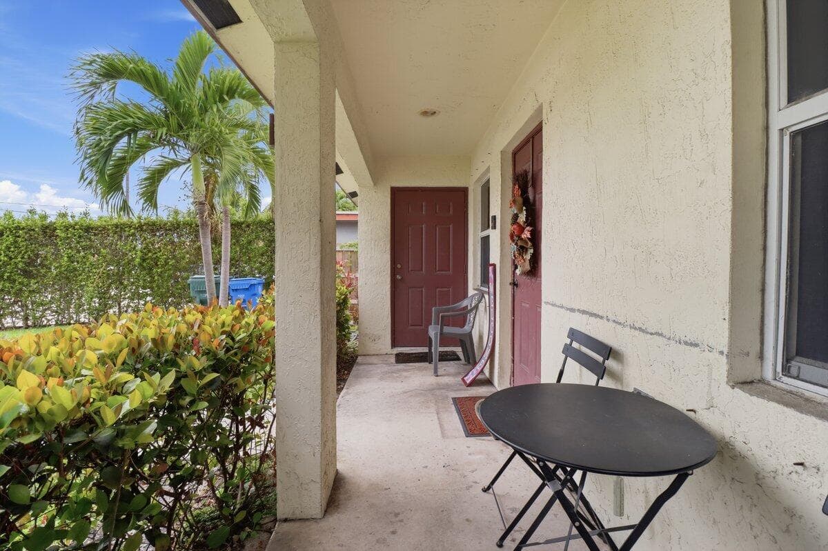 209 NE 35th Street, Oakland Park, FL 33334 — photo 2 of 19