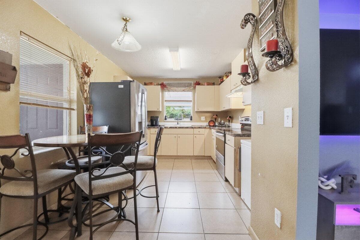 209 NE 35th Street, Oakland Park, FL 33334 — photo 7 of 19