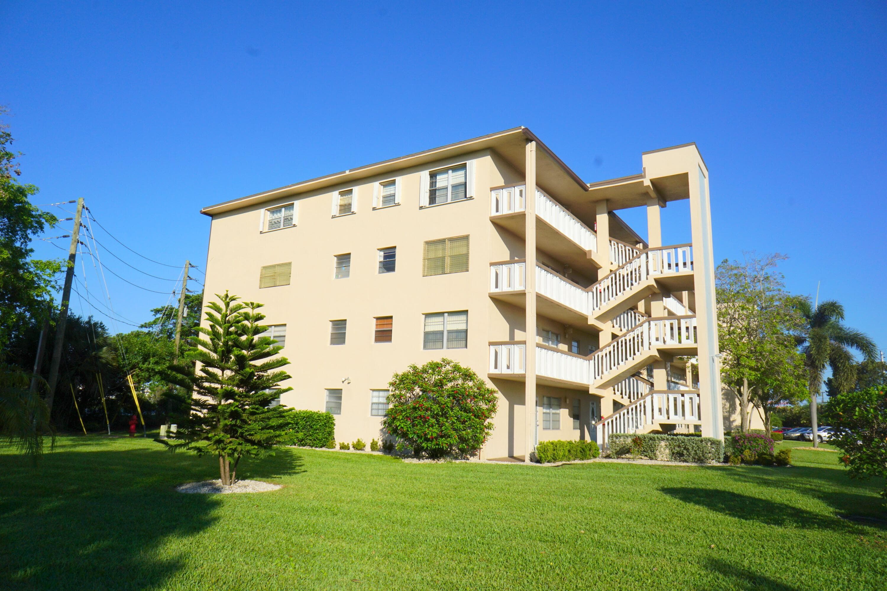 401 Southampton A 401, West Palm Beach, FL 33417 — photo 2 of 36
