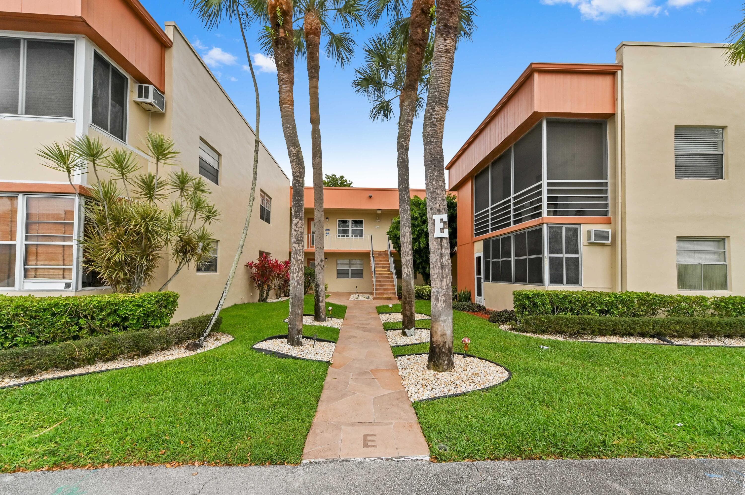 211 Piedmont E, Delray Beach, FL 33484 — photo 2 of 32