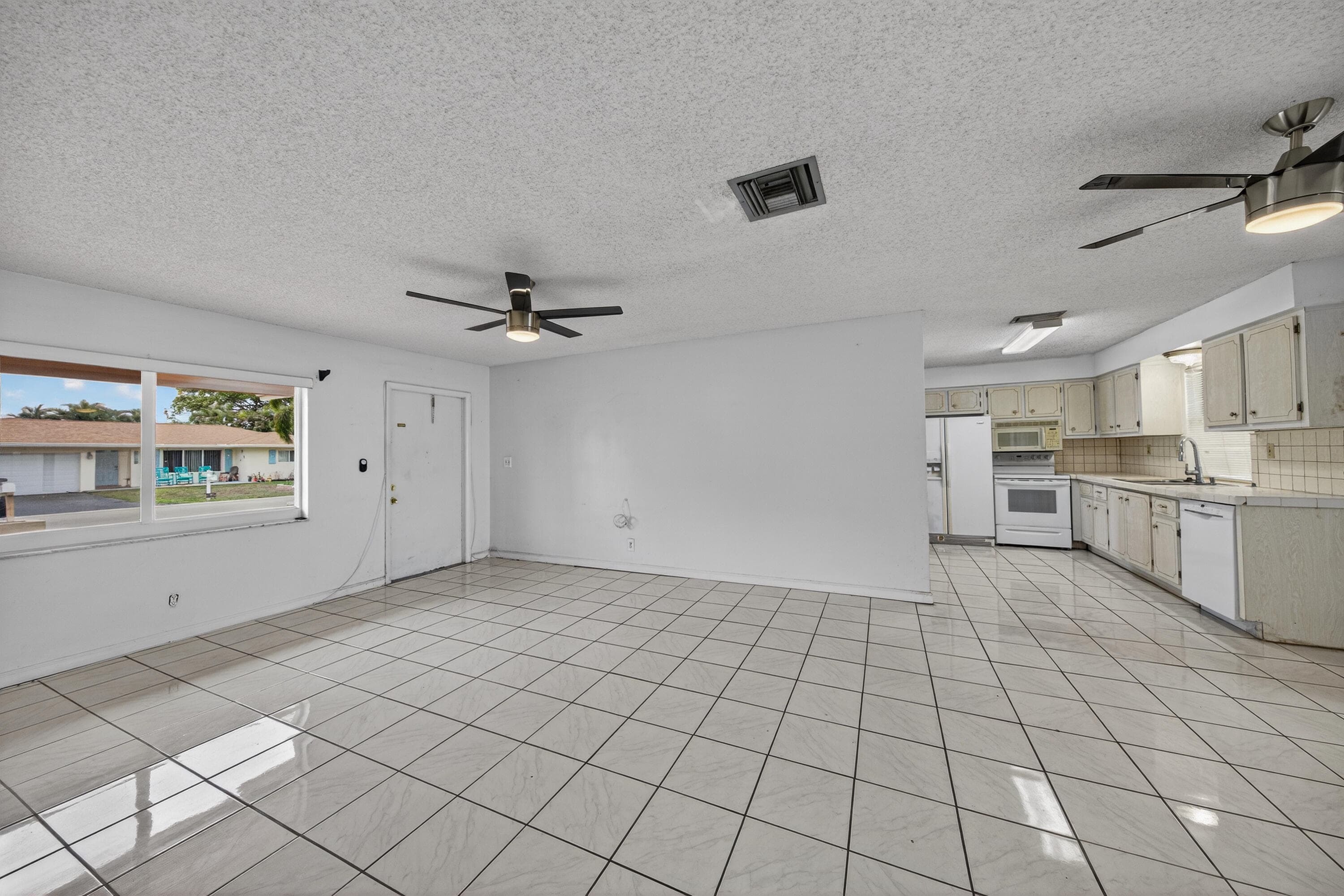 8104 NW 94th Avenue, Tamarac, FL 33321 — photo 5 of 44