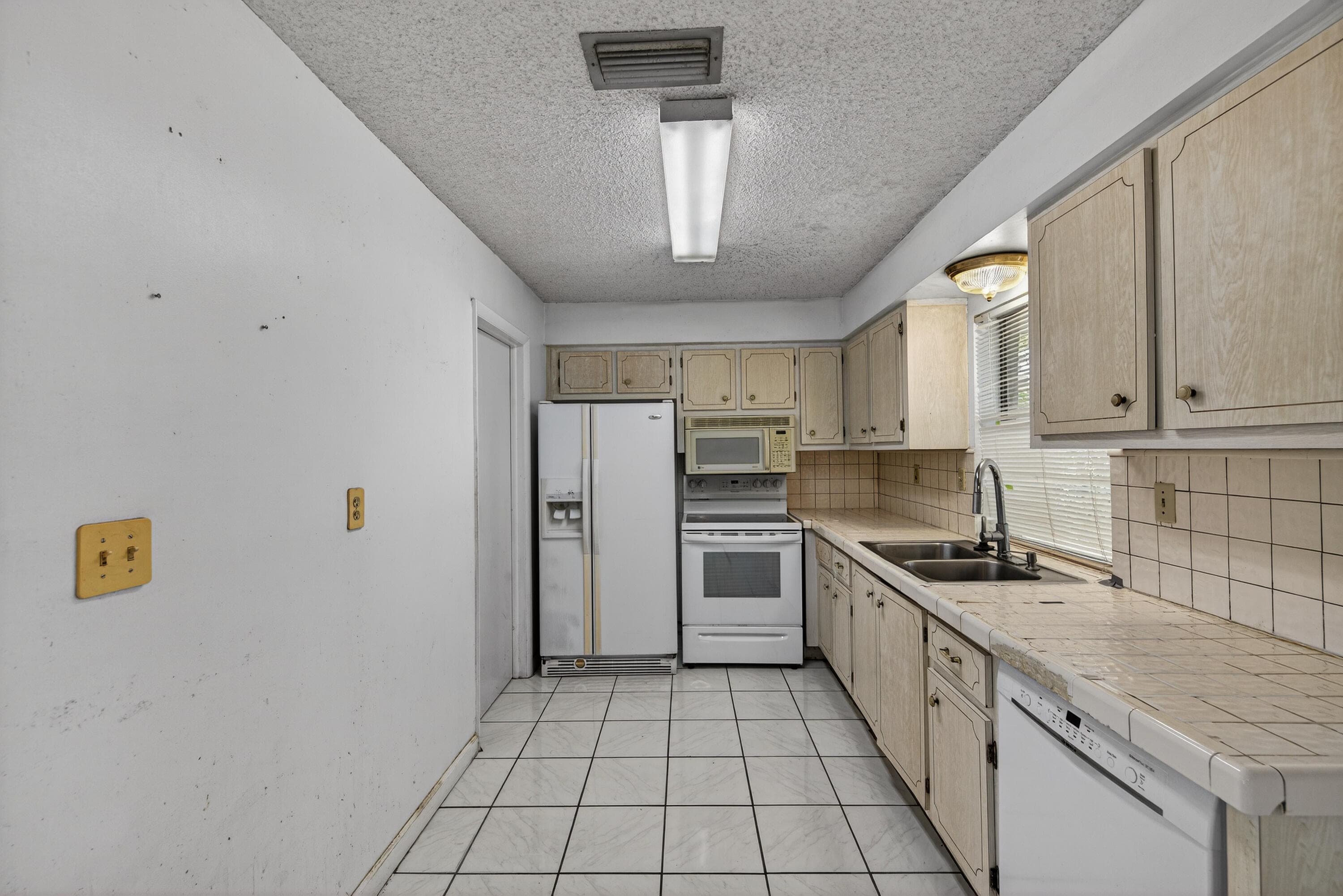 8104 NW 94th Avenue, Tamarac, FL 33321 — photo 6 of 44