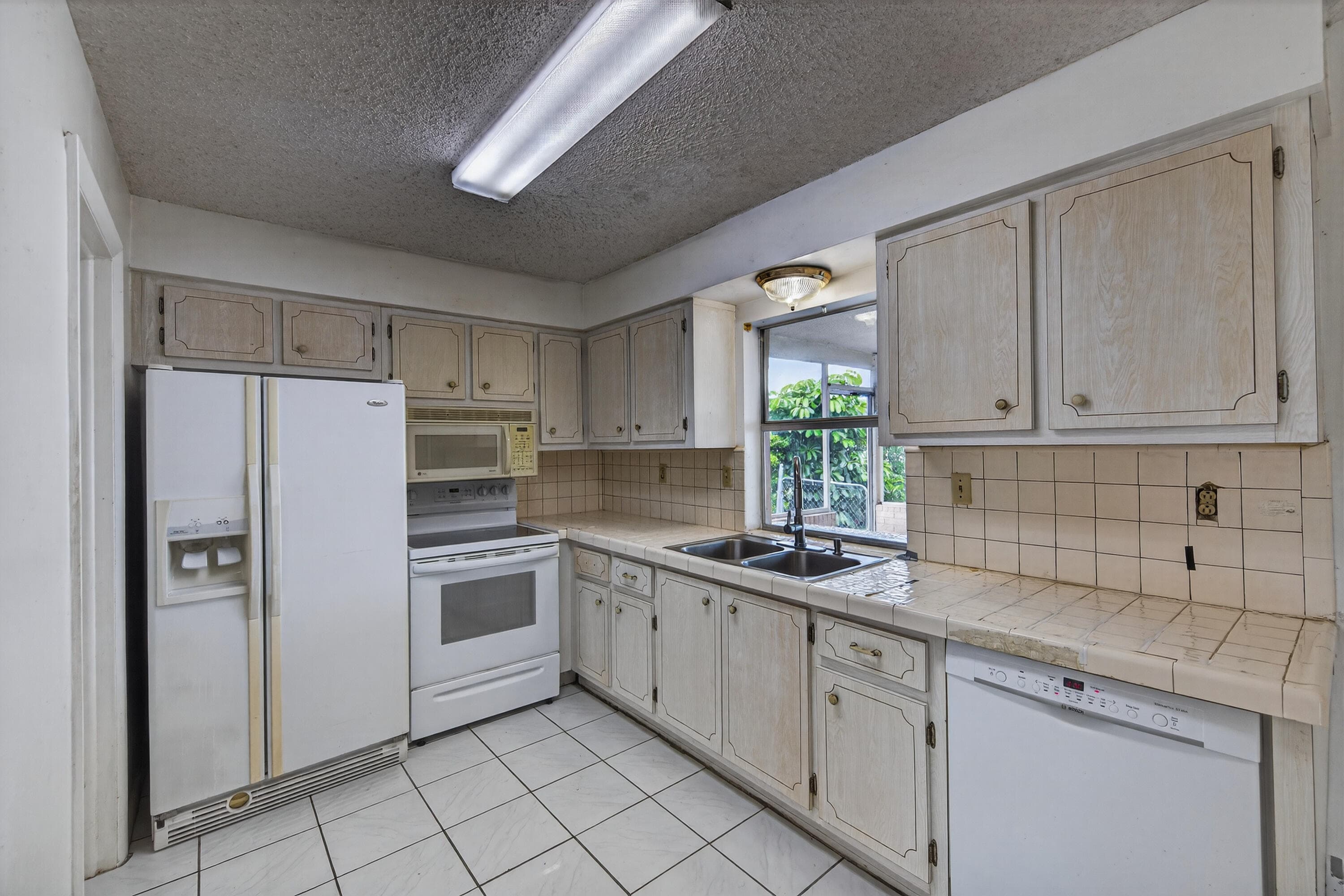 8104 NW 94th Avenue, Tamarac, FL 33321 — photo 7 of 44