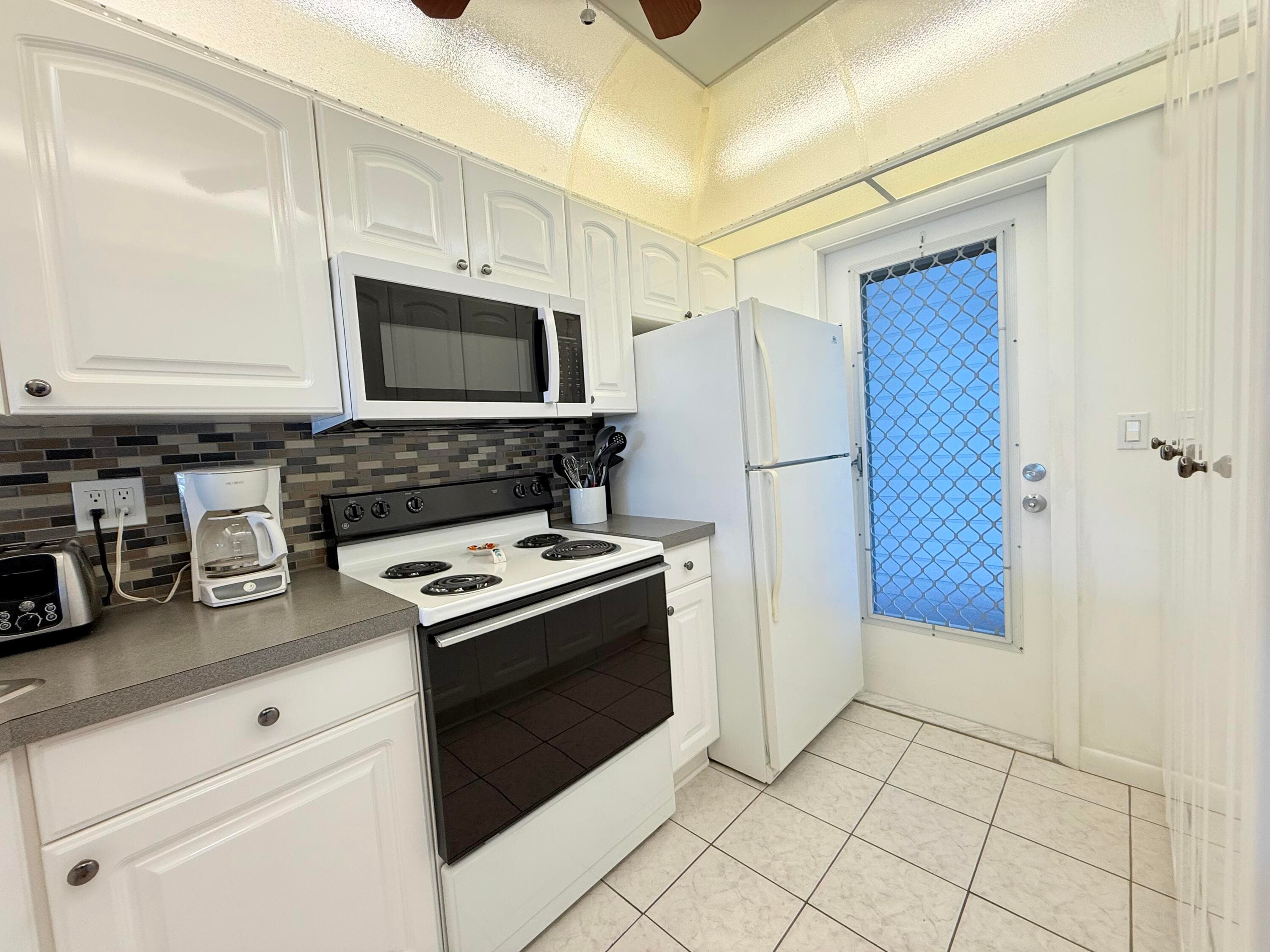 470 Paradise Isle Boulevard 204, Hallandale Beach, FL 33009 — photo 20 of 46